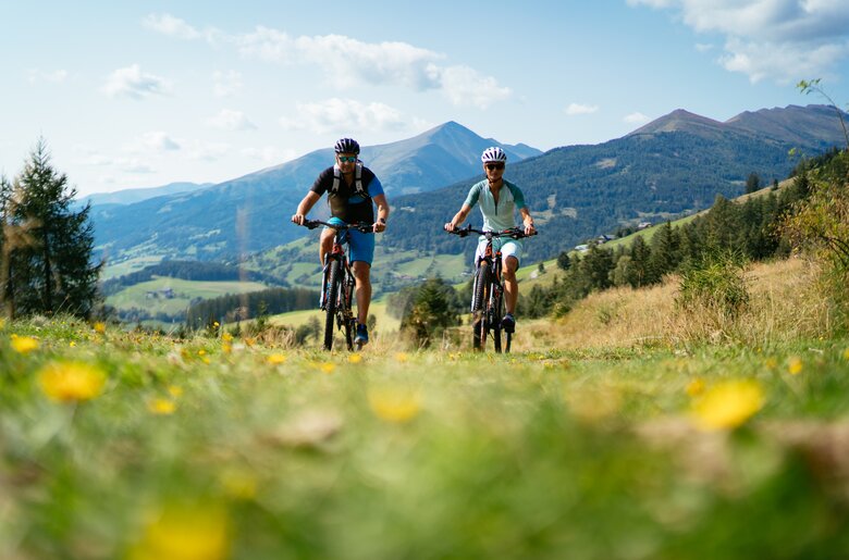 Zwei Mountainbiker fahren auf den Berg, Urlaubsregion Murau-Murtal, Steiermark | © Urlaub am Bauernhof Steiermark / Daniel Gollner