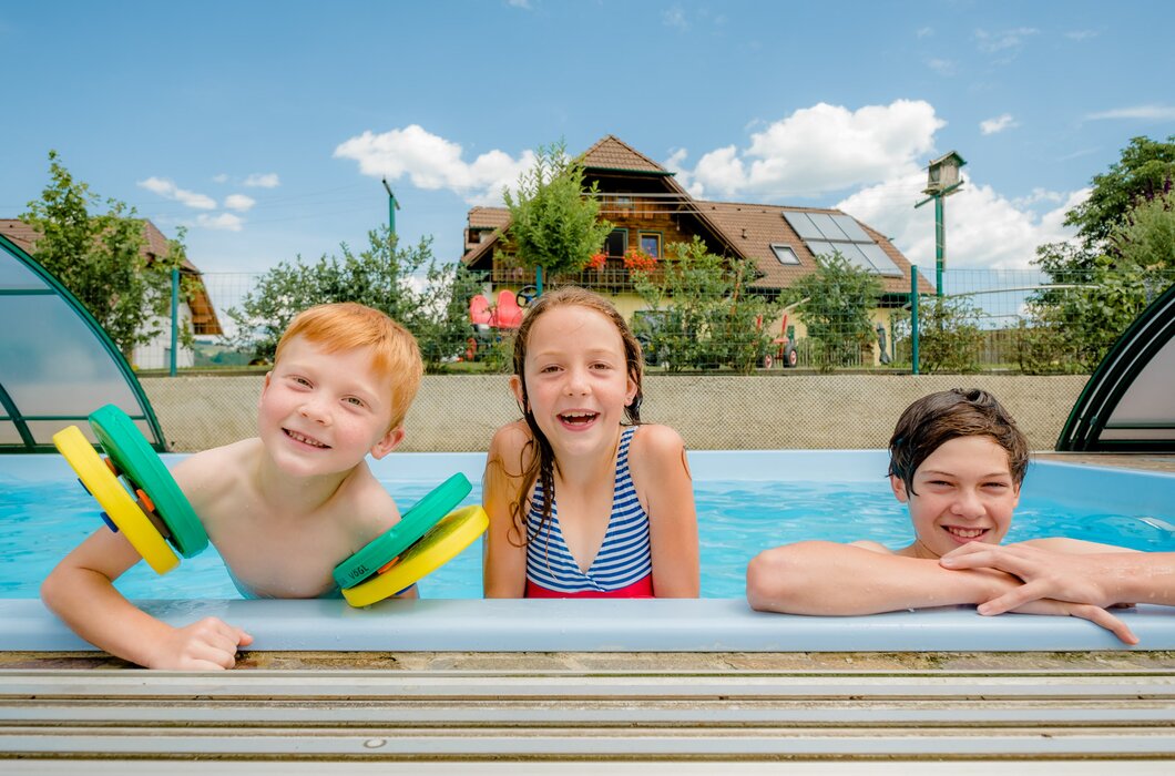 Kinder im Pool, Oststeiermark, Steiermark | © Urlaub am Bauernhof Steiermark / Wolfgang Spekner Drei Kinder am Beckenrand im Pool, Oststeiermark, Steiermark | © Urlaub am Bauernhof Steiermark / Wolfgang Spekner