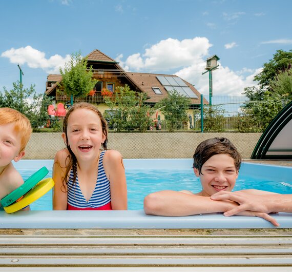 Drei Kinder am Beckenrand im Pool, Oststeiermark, Steiermark | © Urlaub am Bauernhof Steiermark / Wolfgang Spekner