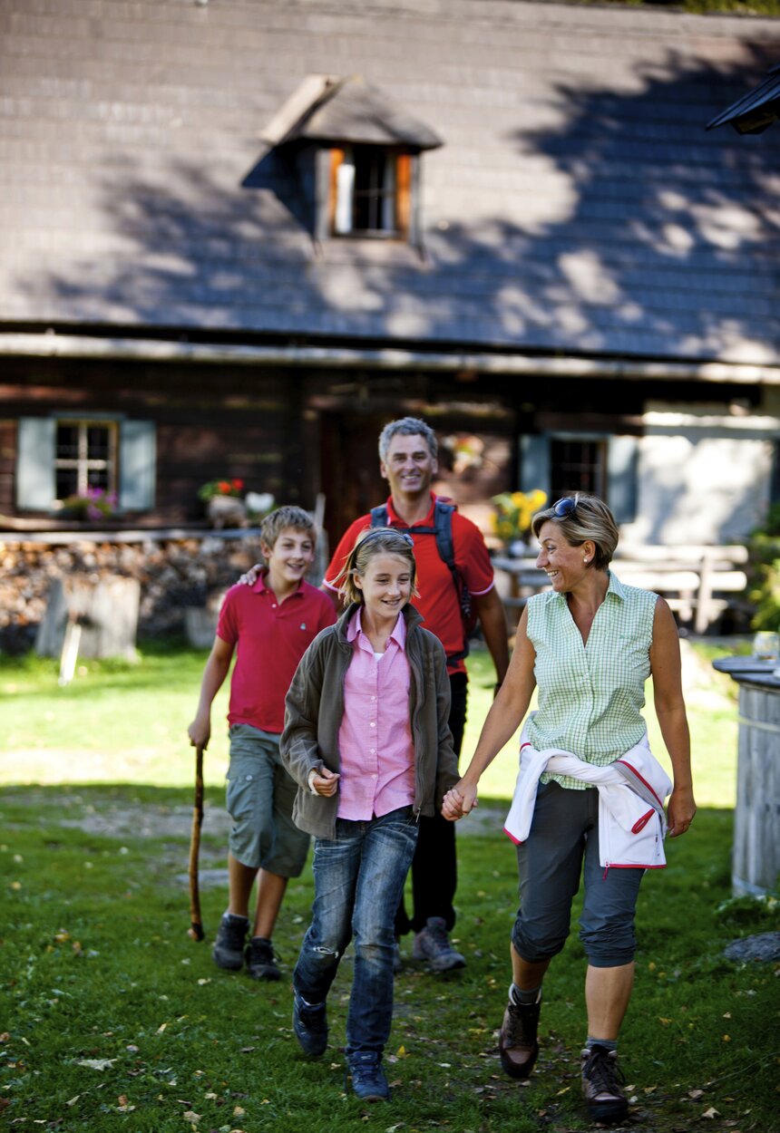 Eine Familie bricht von der Hütte zu einer Wanderung auf, Urlaubsregion Murau-Murtal, Steiermark | © Urlaub am Bauernhof Steiermark / Kufferath