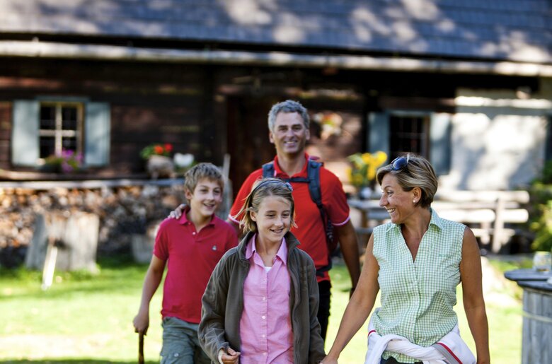 Familie wandert von der Hütte los, Urlaubsregion Murau-Murtal, Steiermark | © Urlaub am Bauernhof Steiermark / Kufferath Eine Familie bricht von der Hütte zu einer Wanderung auf, Urlaubsregion Murau-Murtal, Steiermark | © Urlaub am Bauernhof Steiermark / Kufferath