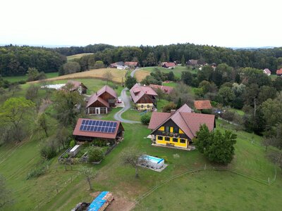 Bauernhof Weberhof, Steiermark | © Urlaub am Bauernhof Steiermark / Daniel Gollner Luftaufnahme eines Bauernhofs in der Südsteiermark mit Bauernhaus, Gästehaus, Stall- und Nebengebäude, umgeben von Wiesen, Bäumen und vereinzelten Häusern | © Urlaub am Bauernhof Steiermark / Daniel Gollner