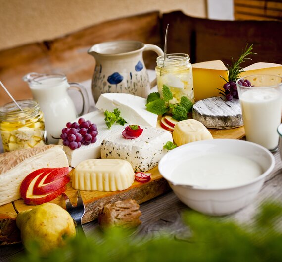 Holzplatte mit Käse, Butter, Milch, Joghurt, Aufstrichen, Hochsteiermark, Steiermark | © Urlaub am Bauernhof Steiermark / Werner Krug