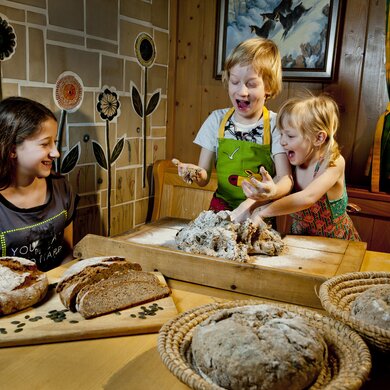 Kinder haben Spaß beim Teigkneten und Brotbacken, Hochsteiermark, Steiermark | © Urlaub am Bauernhof Steiermark / Werner Krug