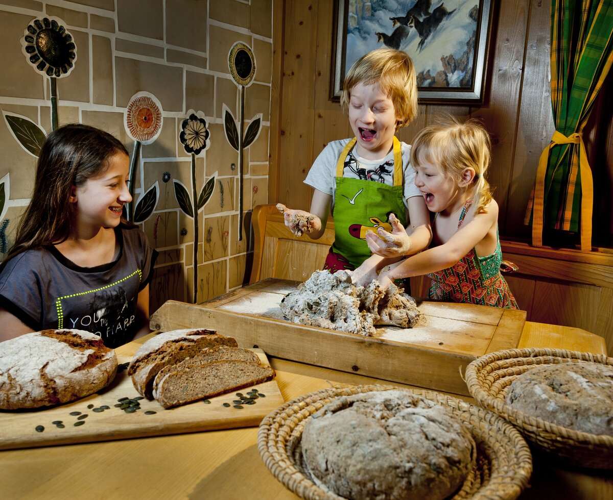 Kinder beim Brotbacken, Hochsteiermark, Steiermark | © Urlaub am Bauernhof Steiermark / Werner Krug Kinder haben Spaß beim Teigkneten und Brotbacken, Hochsteiermark, Steiermark | © Urlaub am Bauernhof Steiermark / Werner Krug