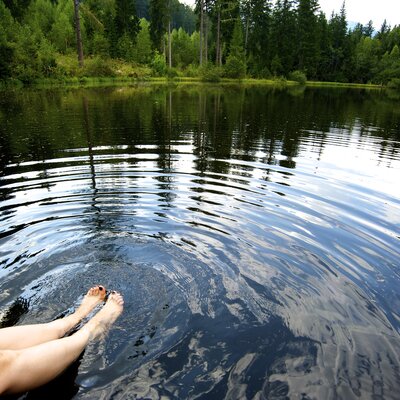 Mit den Füßen im Wasser planschen, Urlaubsregion Murau-Murtal, Steiermark | © Urlaub am Bauernhof Steiermark / Kufferath