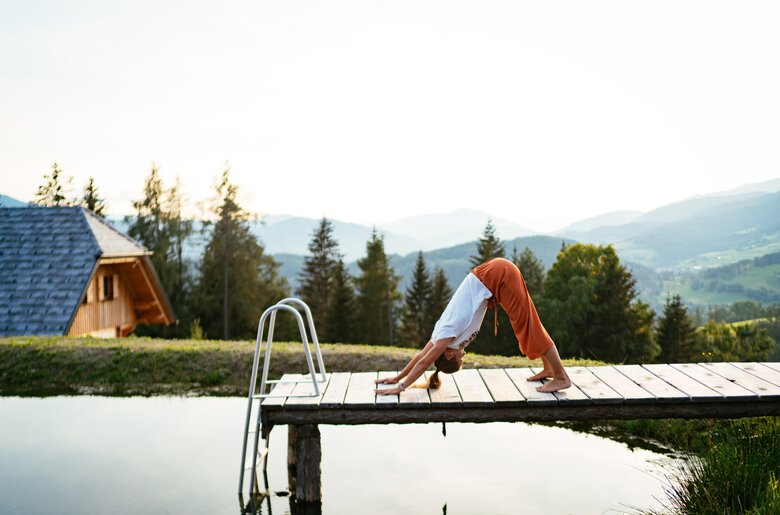 Frau beim Yoga am Badesteg im Urlaub, Almchalet Nikola, Steiermark | © Urlaub am Bauernhof Steiermark | Daniel Gollner