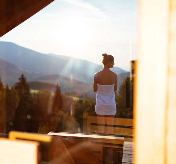 Frau nach der Sauna mit Saunatuch im Spiegelbild | © Urlaub am Bauernhof / Daniel Gollner