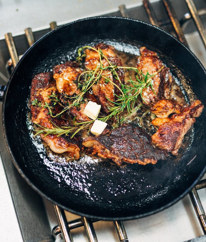 Fleisch fertig gebraten mit Kräutern in der Pfanne, Hochsteiermark, Steiermark | © Urlaub am Bauernhof / Daniel Gollner