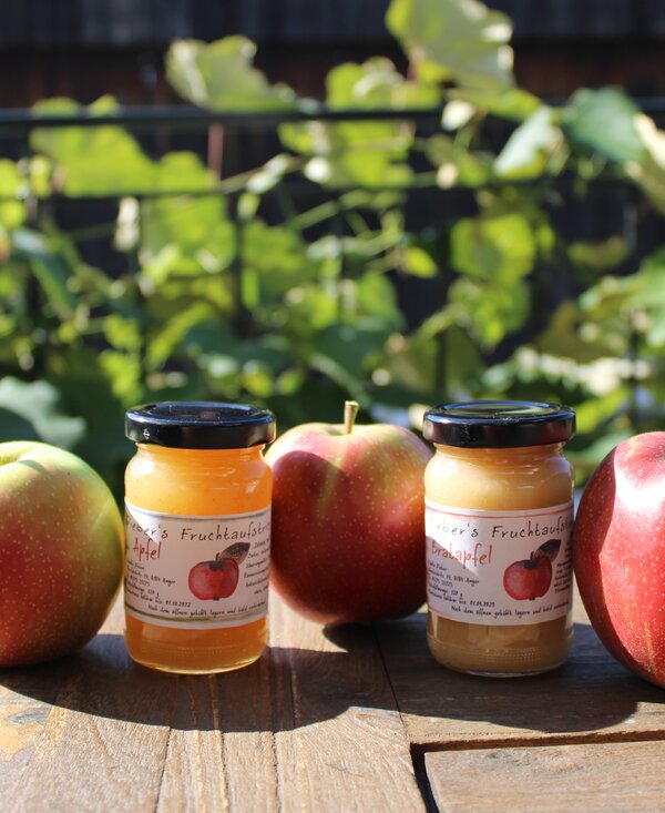 Äpfel im Glas, Obsthof Pieber, Steiermark | © Urlaub am Bauernhof Steiermark / Obsthof Pieber Äpfel und Marmeladen auf einem Holztisch im Garten, Obsthof Pieber, Steiermark | © Urlaub am Bauernhof Steiermark / Obsthof Pieber