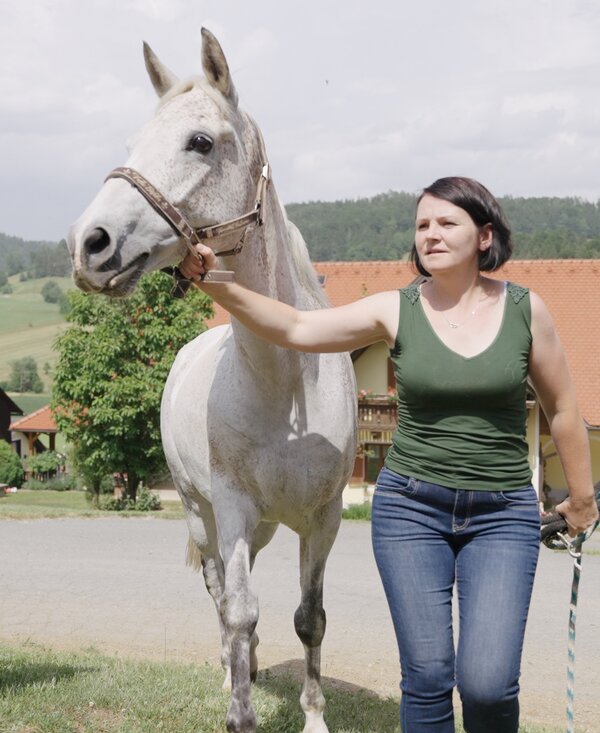 Die Bäuerin führt ihr Pferd über den Hof, Forstbauer, Steiermark | © Urlaub am Bauernhof Steiermark / Daniel Gollner Bäuerin führt ihr Pferd über den Hof, Forstbauer, Steiermark | © Urlaub am Bauernhof Steiermark / Daniel Gollner