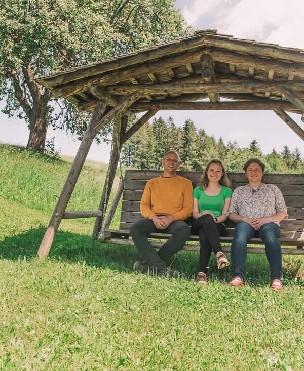 Familie sitzt auf Schaukel, Kiegerl, Steiermark | © Urlaub am Bauernhof Steiermark / Sabine Ertl Familie sitzt mitten auf der Wiese auf einer Schaukel | © Urlaub am Bauernhof Steiermark / Sabine Ertl