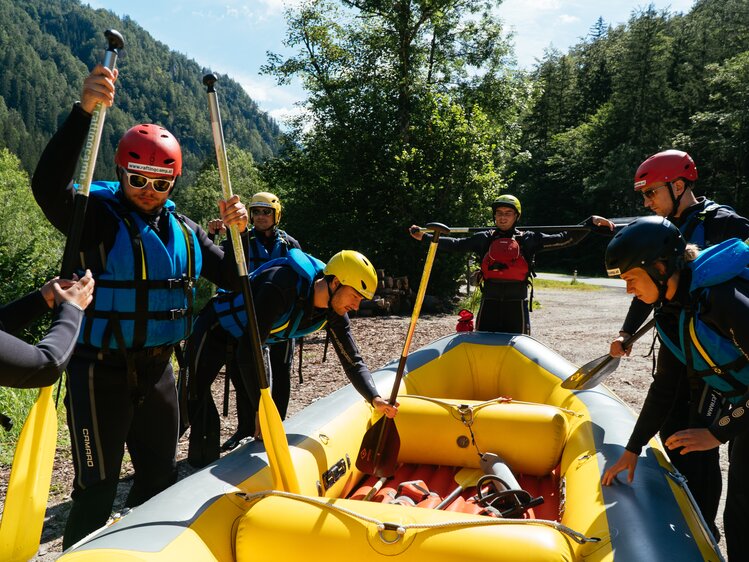 Die Mannschaft bereitet das Raftingboot für die Fahrt vor | © Urlaub am Bauernhof Steiermark / Daniel Gollner