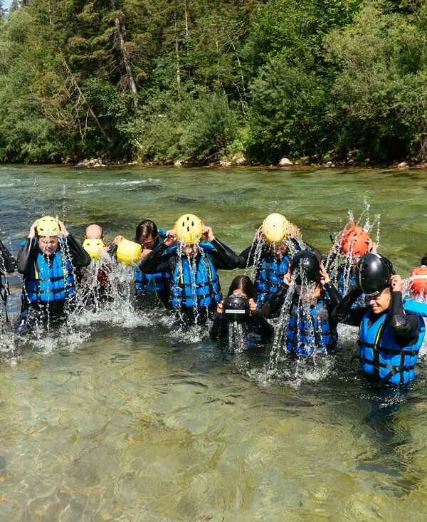 Ritual beim Raften - der mit Wasser gefüllte Helm wird über den Kopf gestülpt | © Urlaub am Bauernhof Steiermark / Daniel Gollner Ritual beim Raften - der mit Wasser gefüllte Helm wird über den Kopf gestülpt | © Urlaub am Bauernhof Steiermark / Daniel Gollner