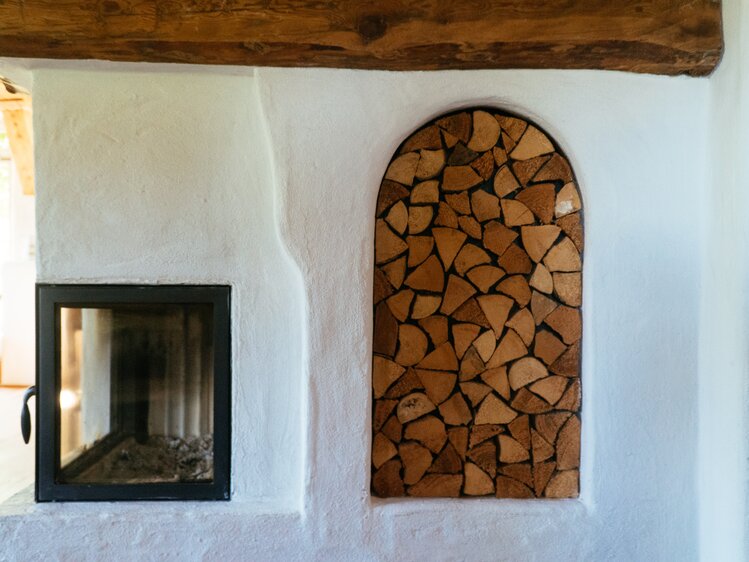 Kamin und akkurat aufgeschichtetes Holz, Biobauernhof Leitenmüller, Steiermark | © Urlaub am Bauernhof Steiermark / Daniel Gollner