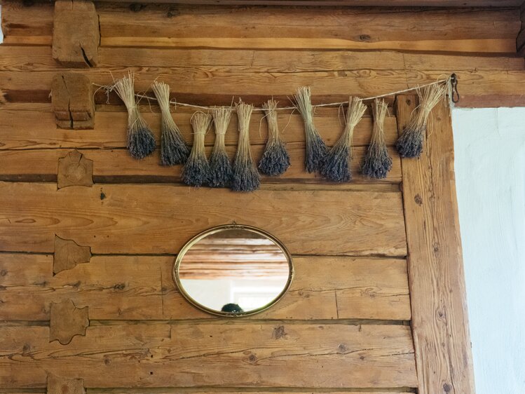 Getrocknete Lavendelsträuße aufgehängt an der Wand in der Stube, Biobauernhof Leitenmüller, Steiermark | © Urlaub am Bauernhof Steiermark / Daniel Gollner