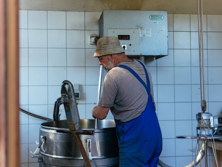 Bauer Toni Stocker bei der Weiterverarbeitung der Milch nach dem Melken, Biobauernhof Leitenmüller, Steiermark | © Urlaub am Bauernhof Steiermark / Daniel Gollner