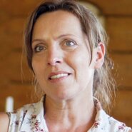 Portrait von Regina Stocker, Haare hinten zusammengebunden, Blick in die Kamera, leicht lächelnd | © Urlaub am Bauernhof Steiermark / Daniel Gollner