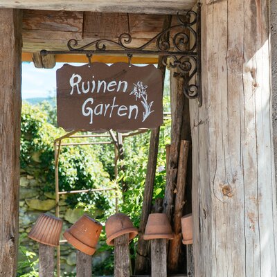 Alte Tontöpfe auf Holzlatten als Dekoration im Garten am Bauernhof Leitenmüller in Ramsau | © Urlaub am Bauernhof Steiermark / Daniel Gollner