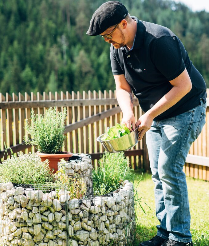 Kräuterholen von der Kräuterspirale im Garten, Leodolter, Steiermark | © Urlaub am Bauernhof Steiermark / Daniel Gollner