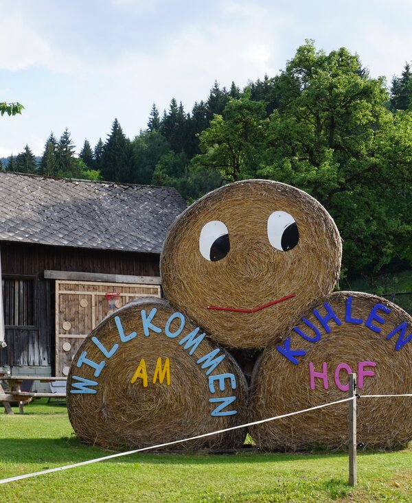Strohballen mit Willkommensgruß, Kinderbauernhof Matlschweiger | © Urlaub am Bauernhof Steiermark / Katrin Rathmayr Strohballen mit Willkommensgruß, Kinderbauernhof Matlschweiger | © Urlaub am Bauernhof Steiermark / Katrin Rathmayr