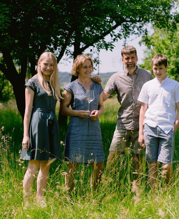 Familie Monschein, Urlaub am Winzerhof in der Steiermark | © Urlaub am Bauernhof Steiermark / Familie Monschein Familie Monschein in der Wiese stehend | © Urlaub am Bauernhof Steiermark / Familie Monschein