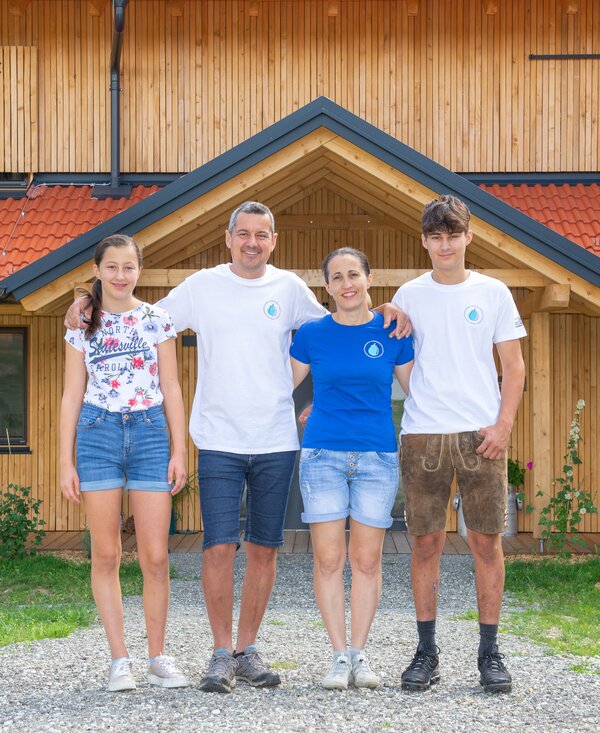 Familie Pircher vor ihrem neuen Bauernhof, Steiermark | © Pircherhof / Familie Pircher Familie Pircher vor ihrem neuen Bauernhof, Steiermark | © Pircherhof / Familie Pircher