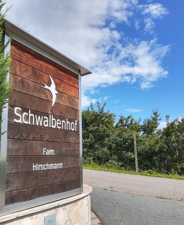 Hoftafel beim Schwalbenhof, Schwalbenhof, Steiermark | © Urlaub am Bauernhof Steiermark / Evelyn Götz Holztafel mit Hofnamen, Schwalbenhof, Steiermark | © Urlaub am Bauernhof Steiermark / Evelyn Götz