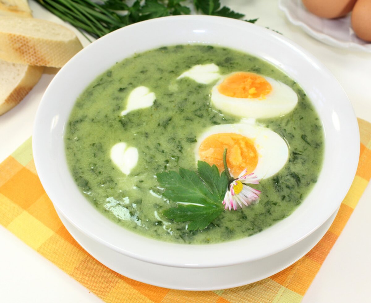 Frühlingshafte Kräutersuppe | © Fotolia / silencefoto Frühlingskräutersuppe | © Fotolia / silencefoto