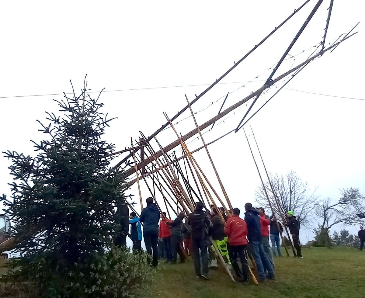 Das Osterkreuz wird aufgestellt, Steiermark | © Baumhaus Buchengrün / Familie Fröhlich-Graf Aufstellen des Osterkreuz in der Steiermark | © Baumhaus Buchengrün / Familie Fröhlich-Graf