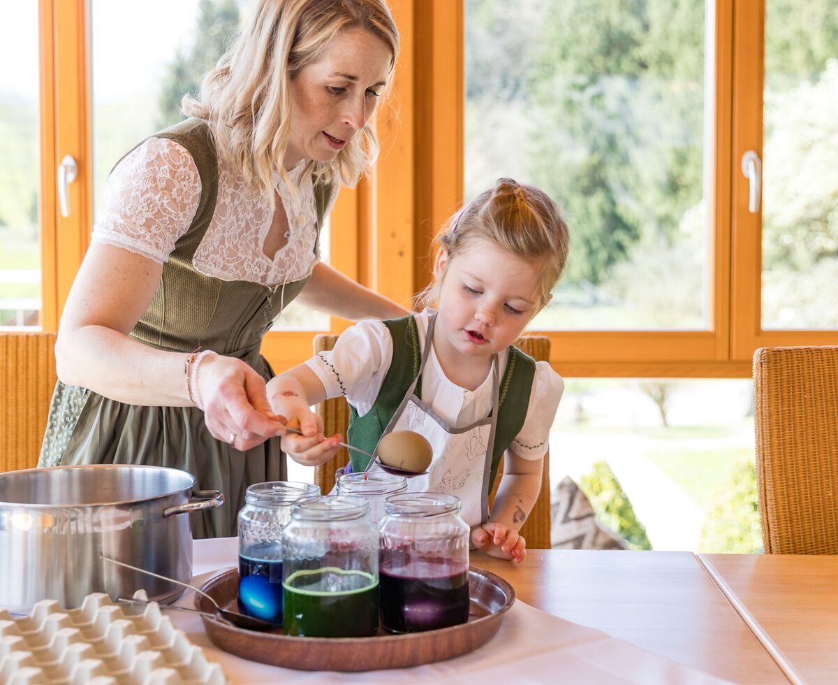 Mädchen mit ihrer Mutter beim Eierfärben | © Urlaub am Winzerhof / Elisabeth Fröhlich photography
