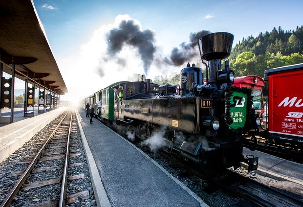 Der Dampfbummelzug steht im Bahnhof, Urlaubsregion Murtal | © Urlaubsregion Murtal / ikarus.cc