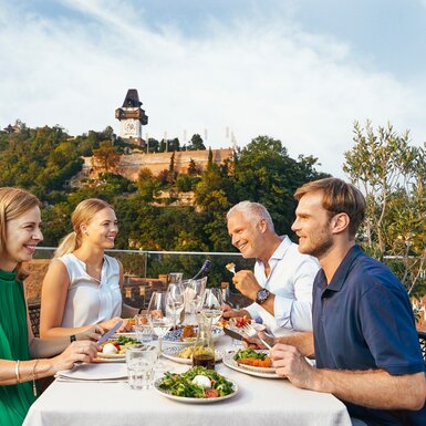 Genussvoll speisen, Graz, Steiermark | © Graz Tourismus / Astrid Schwab Stilvoll essen mit Blick auf den Grazer Schlossberg, Graz, Steiermark | © Graz Tourismus / Astrid Schwab