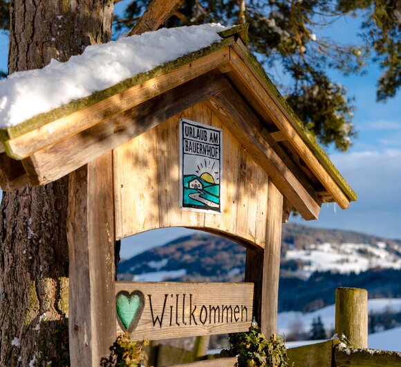 Eine Urlaub am Bauernhof - Tafel mit Schneehaube, Urlaubsregion Murau-Murtal, Steiermark | © Urlaub am Bauernhof Steiermark / Wolfgang Spekner