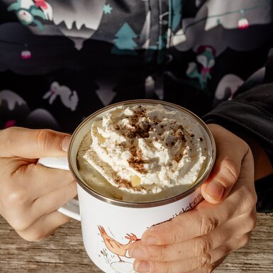 Ein Häferl Kakao mit Schlag im Winter | © UaB Steiermark / Wolfgang Spekner