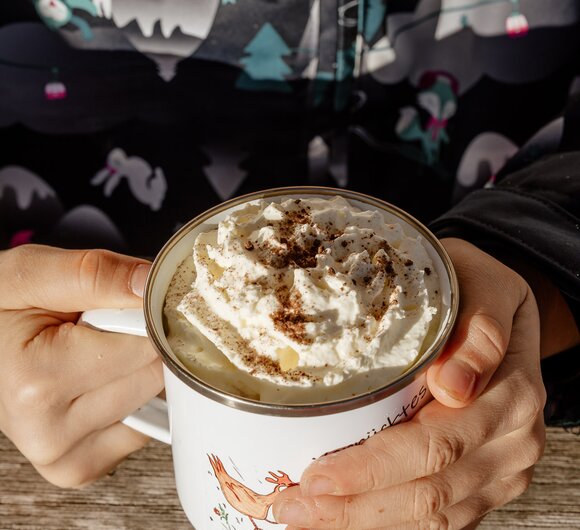 Ein Häferl Kakao mit Schlag im Winter | © UaB Steiermark / Wolfgang Spekner