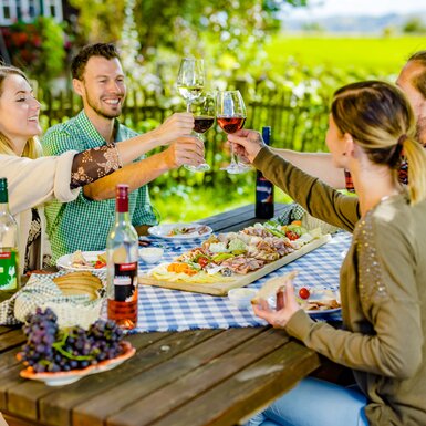 Gesellige Runde im Buschenschank bei der Jause und beim Anstoßen mit Wein, Süd-West-Steiermark, Steiermark | © Urlaub am Bauernhof Steiermark / Wolfgang Spekner