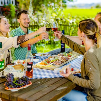 Gesellige Runde im Buschenschank bei der Jause und beim Anstoßen mit Wein, Süd-West-Steiermark, Steiermark | © Urlaub am Bauernhof Steiermark / Wolfgang Spekner