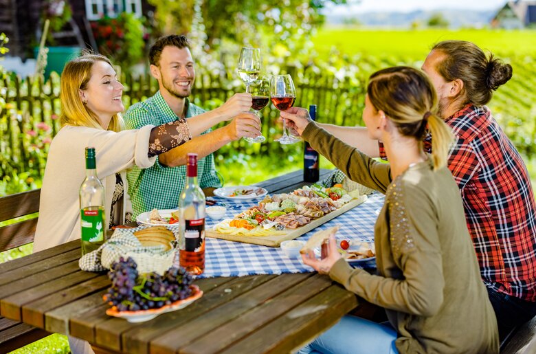 Gesellige Runde im Buschenschank bei der Jause und beim Anstoßen mit Wein, Süd-West-Steiermark, Steiermark | © Urlaub am Bauernhof Steiermark / Wolfgang Spekner