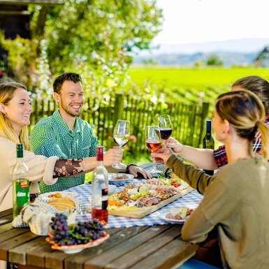 Zwei Paare prosten einander im Buschenschank zu, Süd-West-Steiermark, Steiermark | © Urlaub am Bauernhof Steiermark / Wolfgang Spekner Zwei Paare im Buschenschank, die einander zuprosten, Süd-West-Steiermark, Steiermark | © Urlaub am Bauernhof Steiermark / Wolfgang Spekner