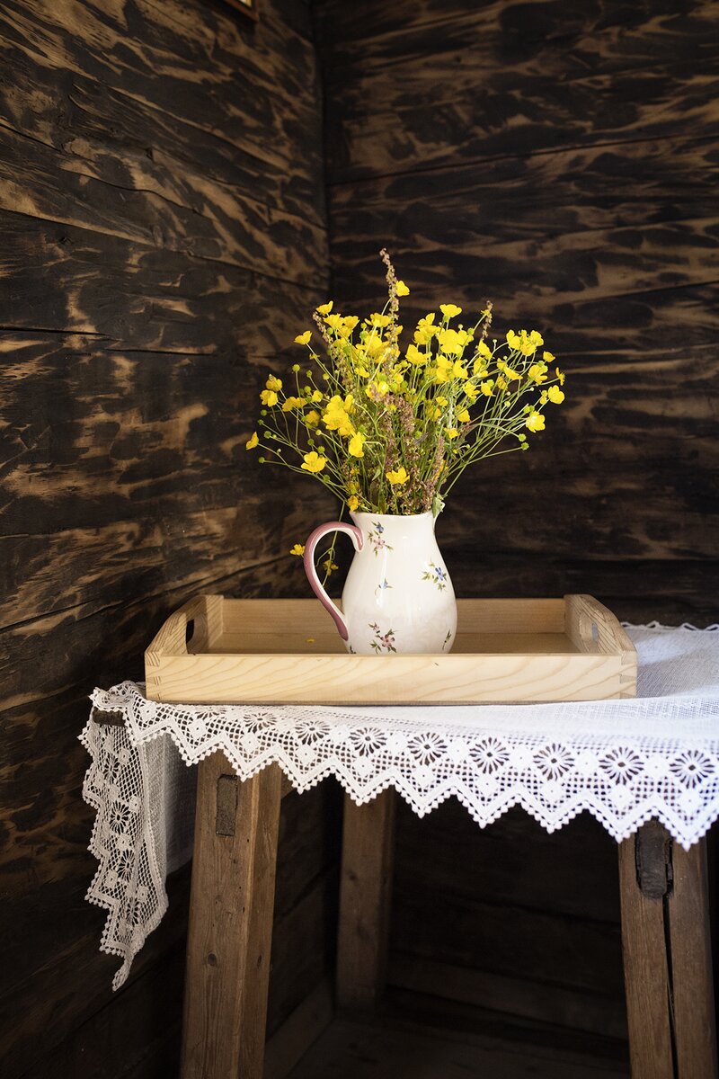 Blumenstrauß auf Holzbrett | © Urlaub am Bauernhof Tirol