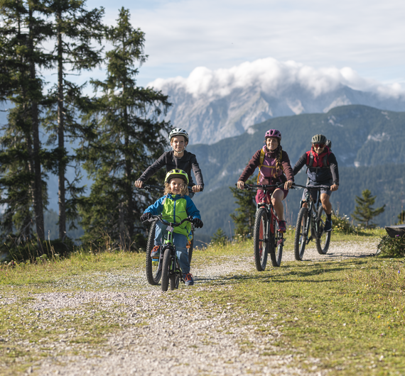 Familie beim Radfahren um den Kaltwassersee | © Region Seefeld/ Sebastian Marko