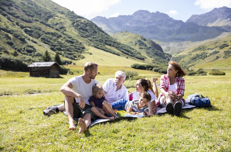 Familien-Picknick am Bach | © Serfaus-Fiss-Ladis Marketing GmbH/Daniel Zangerl