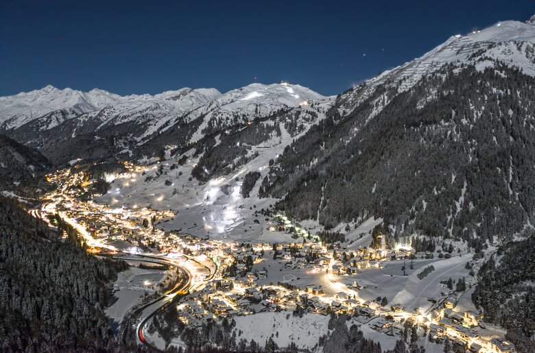 St. Anton bei Nacht | © Urlaub am Bauernhof - TVB St. Anton am Arlberg/ Patrick Bätz