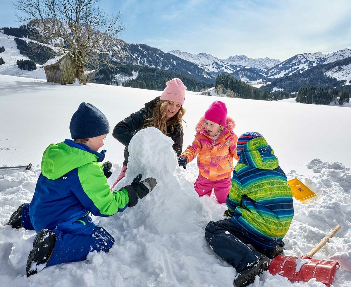 Schneemann bauen | © Urlaub am Bauernhof - TVB Tannheimer Tal/ Achim Meurer