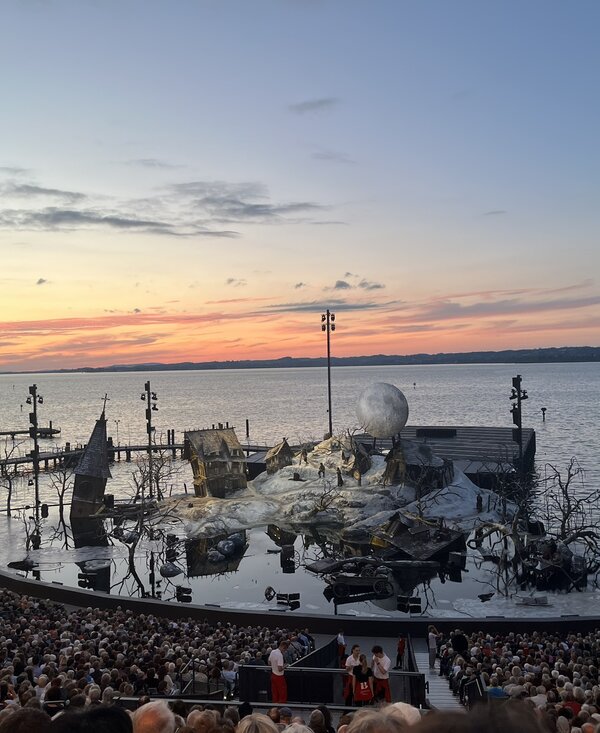 Die Bregenzerfestspiele mit altem Bühnenbild | © Ester Baldauf-Brunner