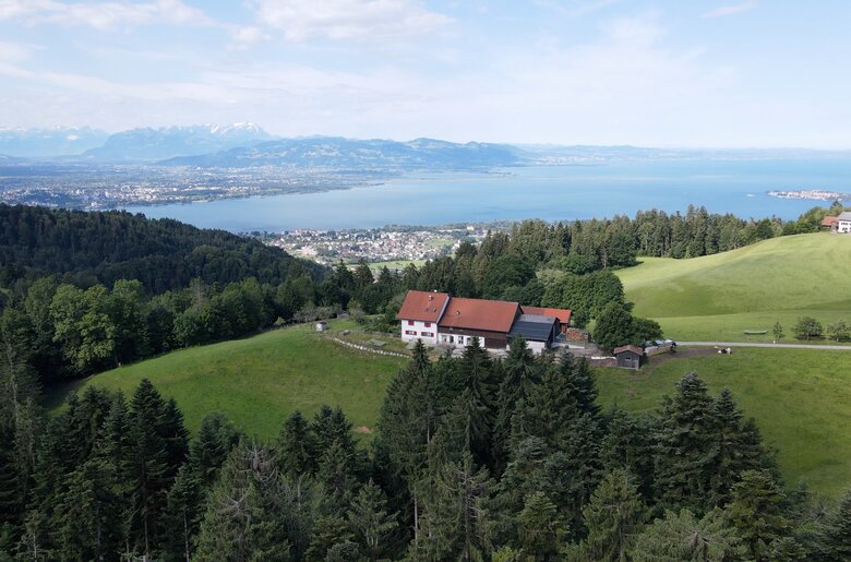 Innauer Hof mit Blick auf den Bodensee | © Urlaub am Bauernhof / Daniel Gollner