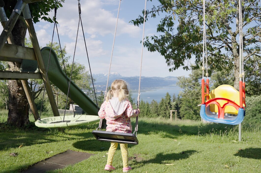 Innauer Hof mit Blick auf den Bodensee | © Urlaub am Bauernhof / Daniel Gollner