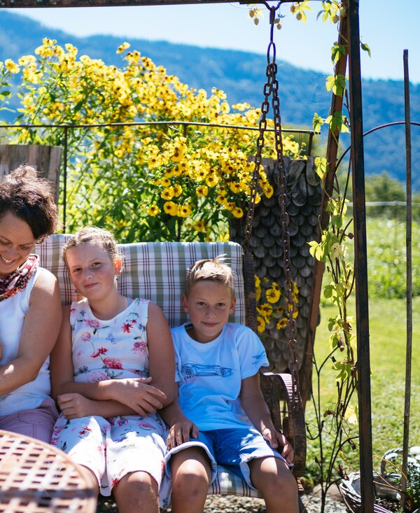 Mutter mit Kindern auf der Schaukel | © Urlaub am Bauernhof Vorarlberg / Daniel Gollner Mutter mit Kindern auf der Schaukel im Freien | © Urlaub am Bauernhof Vorarlberg / Daniel Gollner