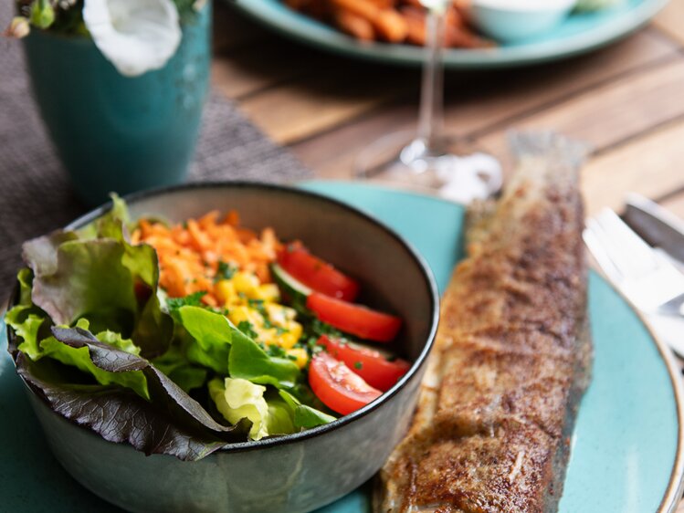Im Gastgarten Tanna in Andelsbuch werden Fisch, Fleisch und Süßspeisen frisch und regional zubereitet. | © Urlaub am Bauernhof Vorarlberg
